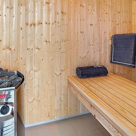 16 Person In Hasselberg